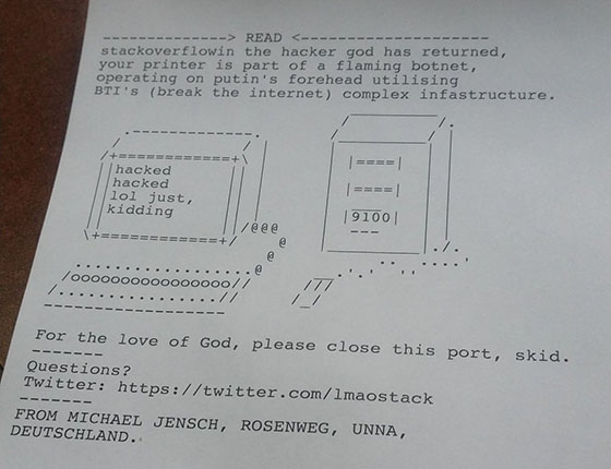 Budskapet som ble skrevet ut inkluderte en sikkerhetsmelding, et ASCII-bilde og hackerens twitter-konto.