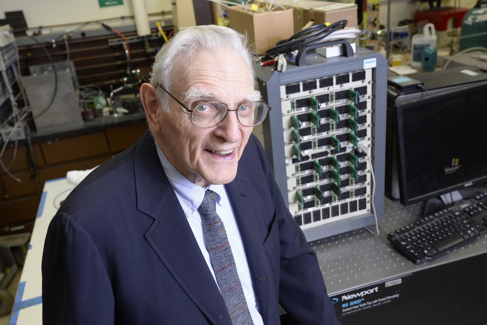 John Goodenough og en forskergruppe har utviklet et helt nytt batteri.