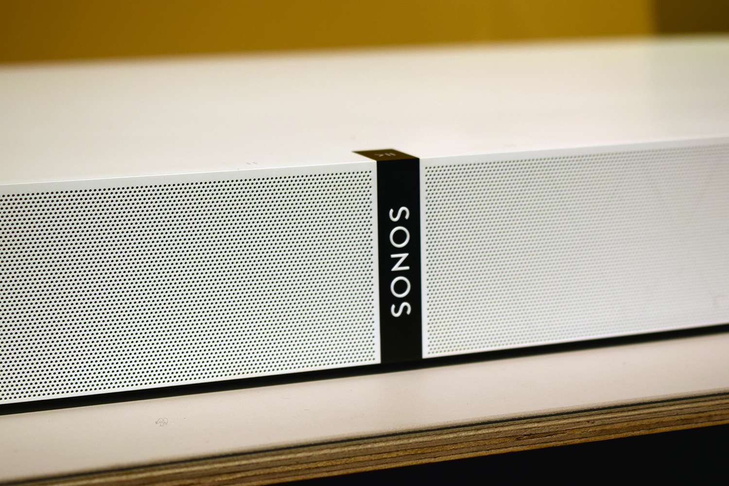 Sonos Playbase består av ti mindre høyttalere som byr på stor lyd. Den kommer i april og koster 6999 kroner.