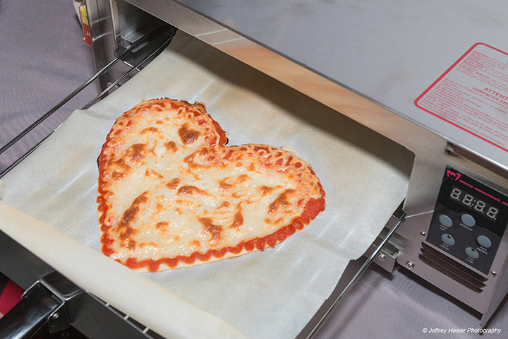 BeeHex-skriveren lager fersk pizza fra deig, tomatsaus og ost - og kan lage pizzaer i alle former.