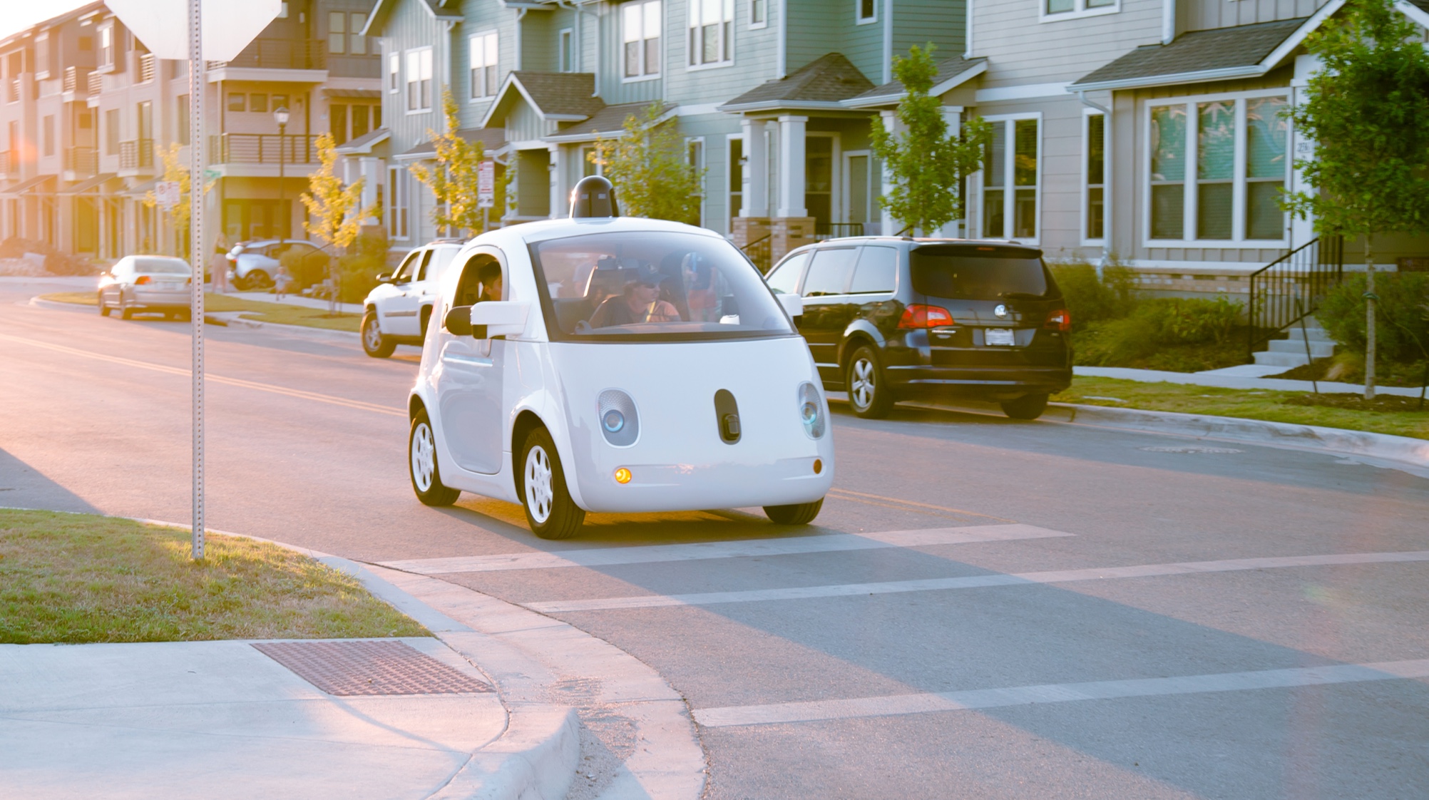 Google/Waymos selvkjørende biler vil snart ikke trenge ratt og sjåfør, som har vært kravet i California frem til nå.