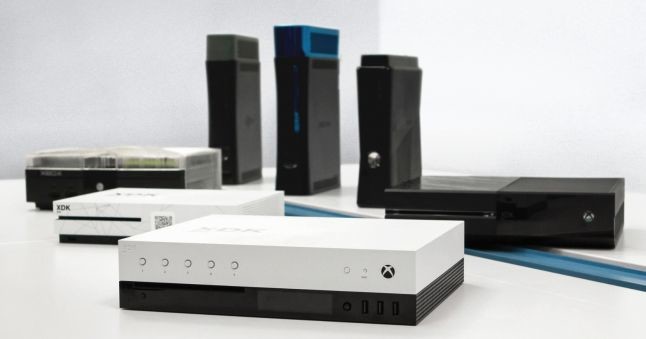 Utviklersettet til Xbox Scorpio med tidligere modeller i bakgrunnen.