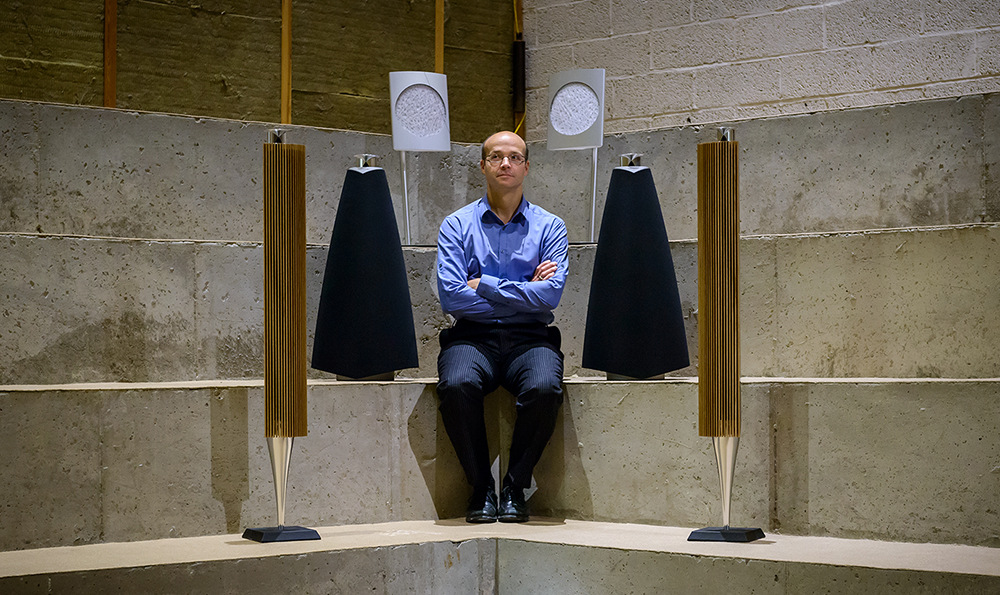 Tonmeister Geoff Martin sin jobb er å lytte til alle høyttalerne og å gi dem den karakteristiske B&O-lyden.