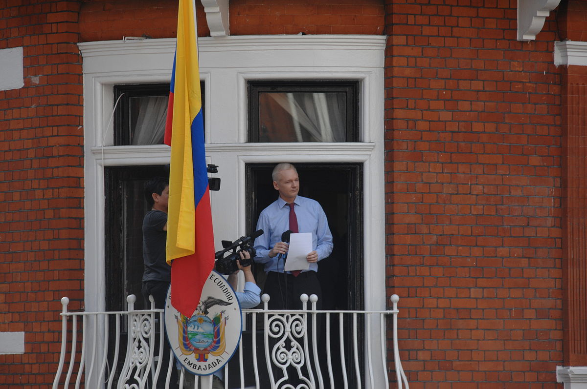 Julian Assange på balkongen i Equadors ambassade i London.