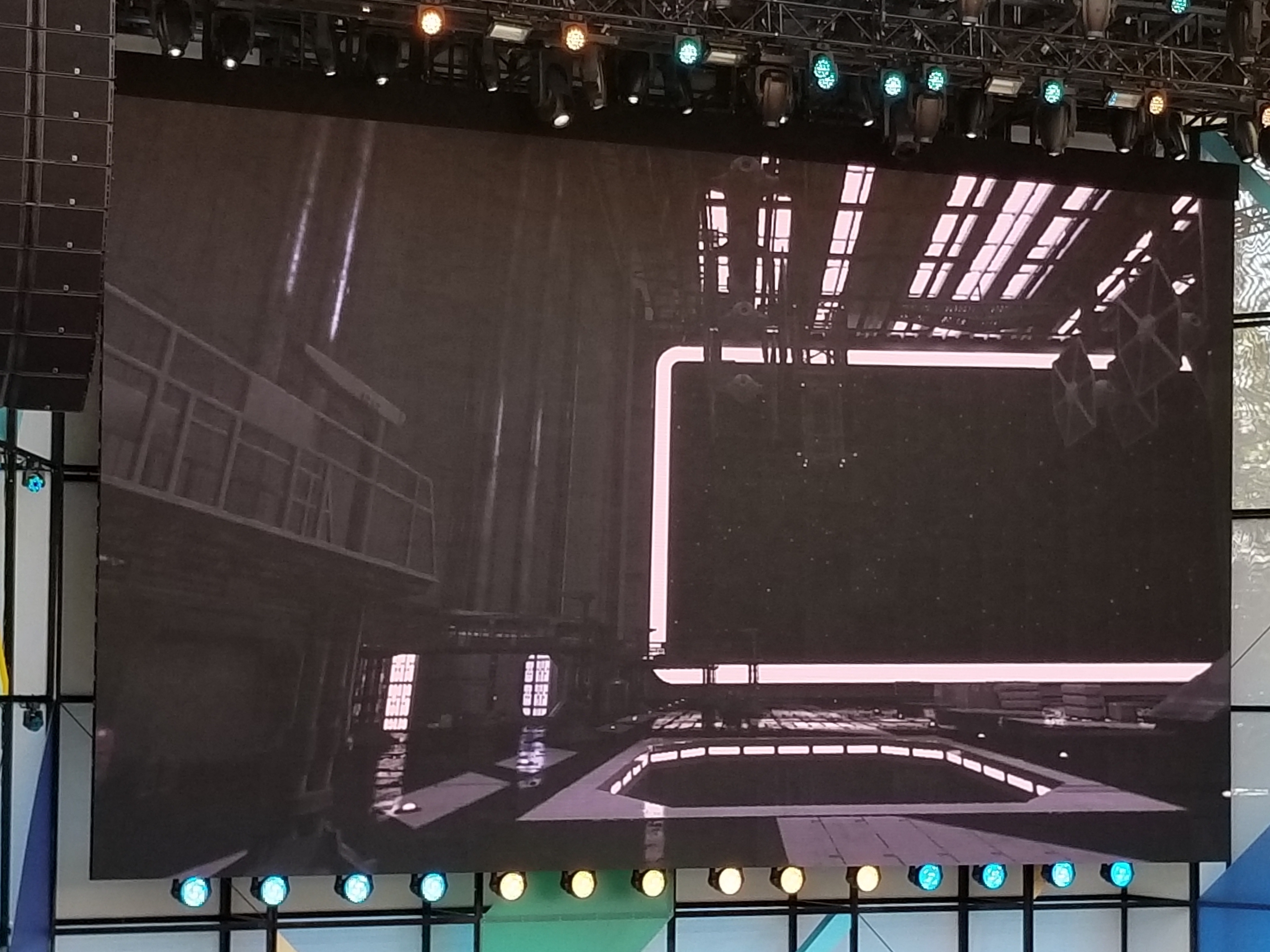 Google viste frem en Star Wars-demo med mange GB med teksturer som blir krympet og deretter sendt til mobilen med VR-headset. Grafikken blir på den måten mye bedre. Vi får vite mer om teknologien senere i år.
