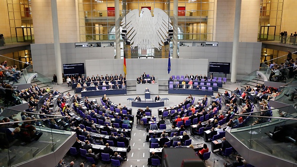 Tyske forbundsdagen har vedtatt en kontroversiell «Facebook-lov».