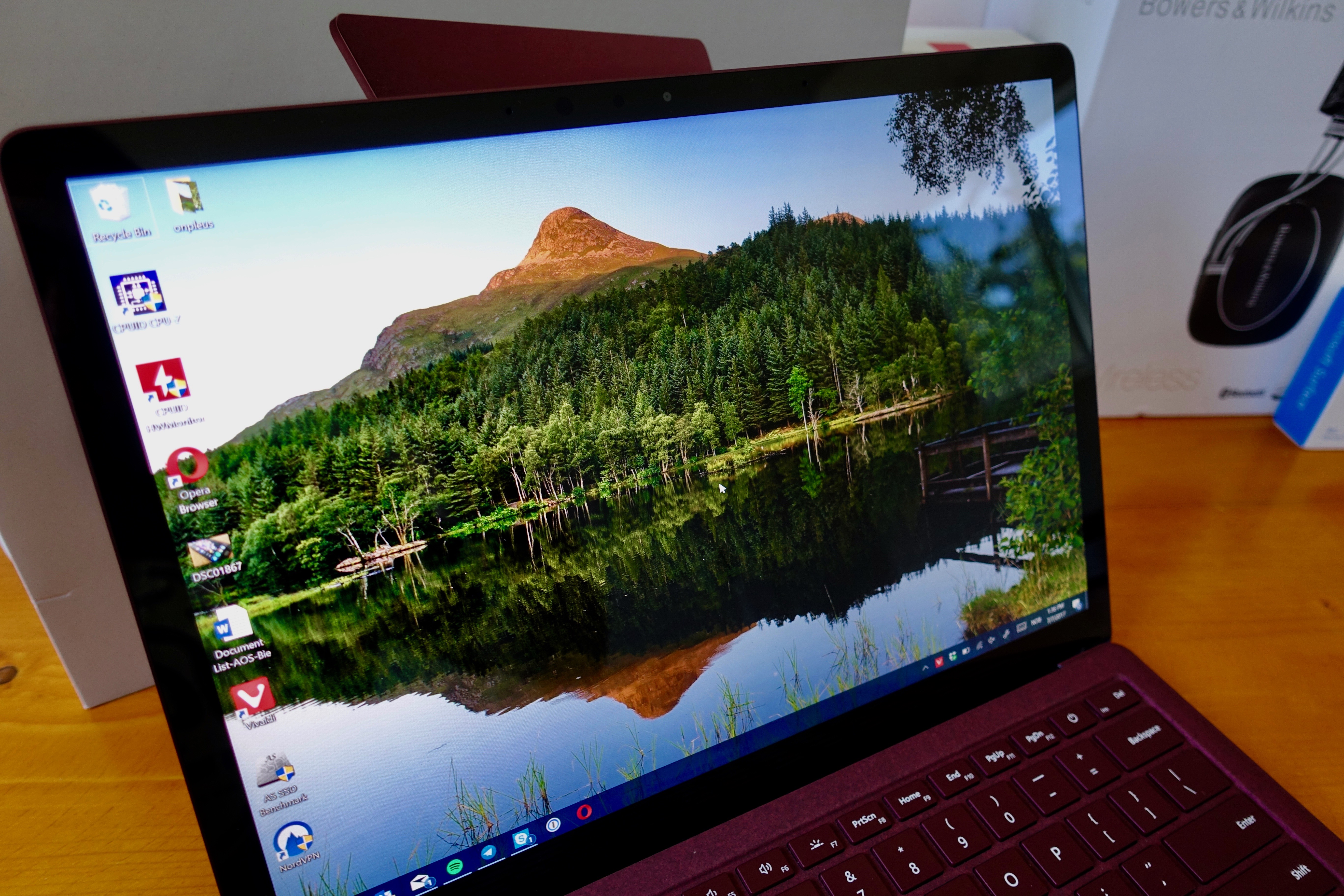 Surface Laptop er en griselekker maskin som er god og skrive på og som har en svært god skjerm, men man må styre batteriet selv og den har kun 1 x USB 3.0-port. Dessuten er SSD-skriveytelsen veldig dårlig.
