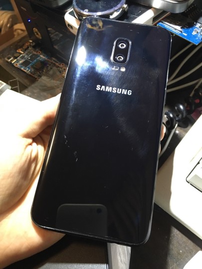 Galaxy S8 med to kamerasensorer og uten den malplasserte fingersensoren.
