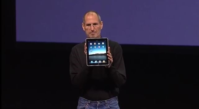 Steve Jobs viser stolt frem den første iPad-en.