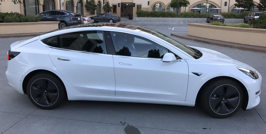 Slik ser Teslas Model 3 ut i de ferskeste bildene som har truffet nettet.