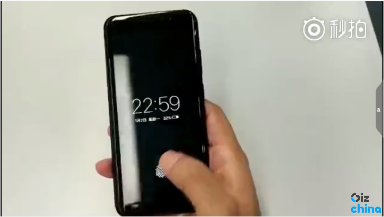 Dette skjermbildet fra en video på Weibo viser en telefon som låses opp med et trykk på skjermen.