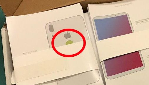 Som alltid er det kamera-fokus fra Apple og iPhone, men dette året blir ekstra spesielt med introduksjonen av AR-maskinvare. Bildet skal være av innpakningen som avslører fingersensor på baksiden.
