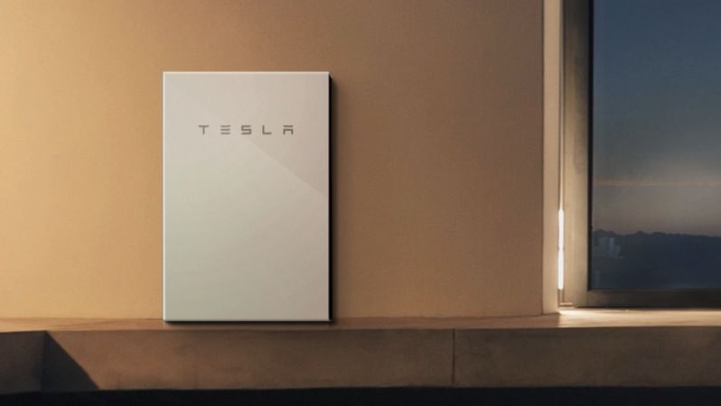 Tesla sin Powerwall-batteri-pakke til hjemmet. Mange av oss håper jo Musk sikter til batterier for mobiler og annen forbrukertelektronikk når han snakker om et batterigjennombrudd - men det kan like gjerne tenkes at gjennombruddet vil øke distansen på Teslas biler en god del, eller gi produkter som Powerwall lenger batterilevetid.