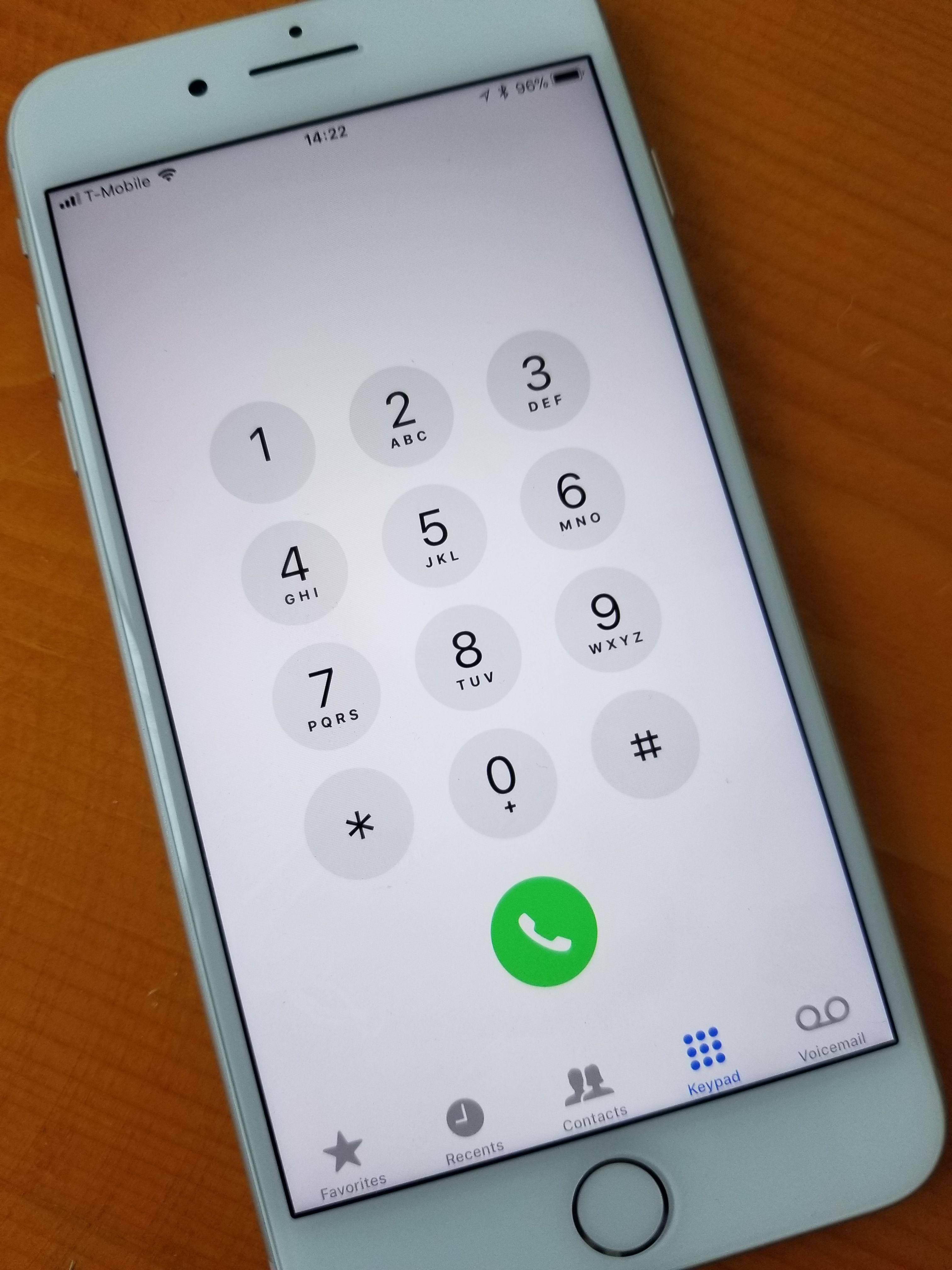 iPhone 8 Plus-eiere rapporterer om knitrelyder under samtaler. Mye av de samme påstandene kom når iPhone 7 Plus ble lansert. Den gang oppstod problemet når mobilen ble ytelsestresset.