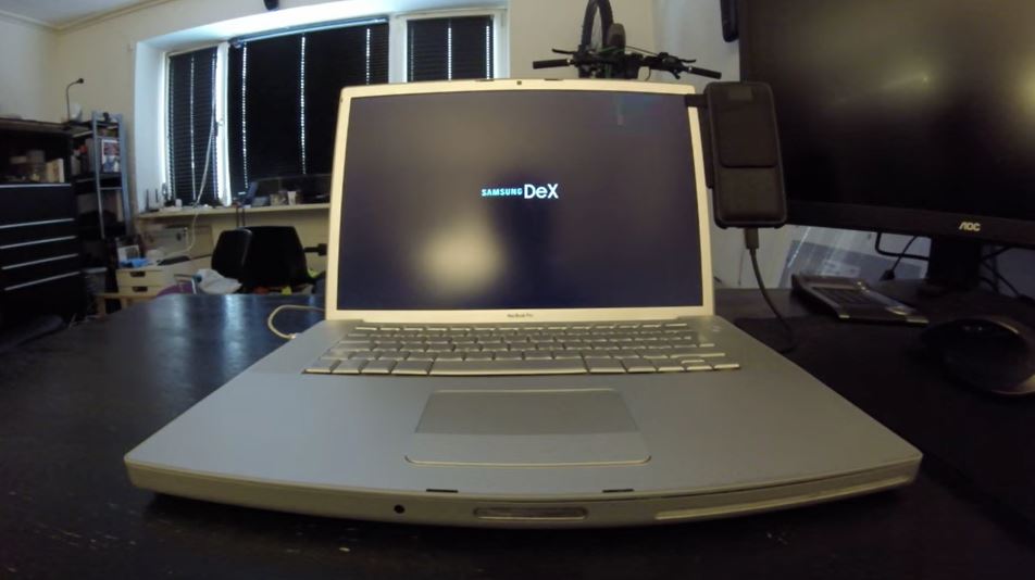 Her starter MacBooken opp med DeX-programvare.
