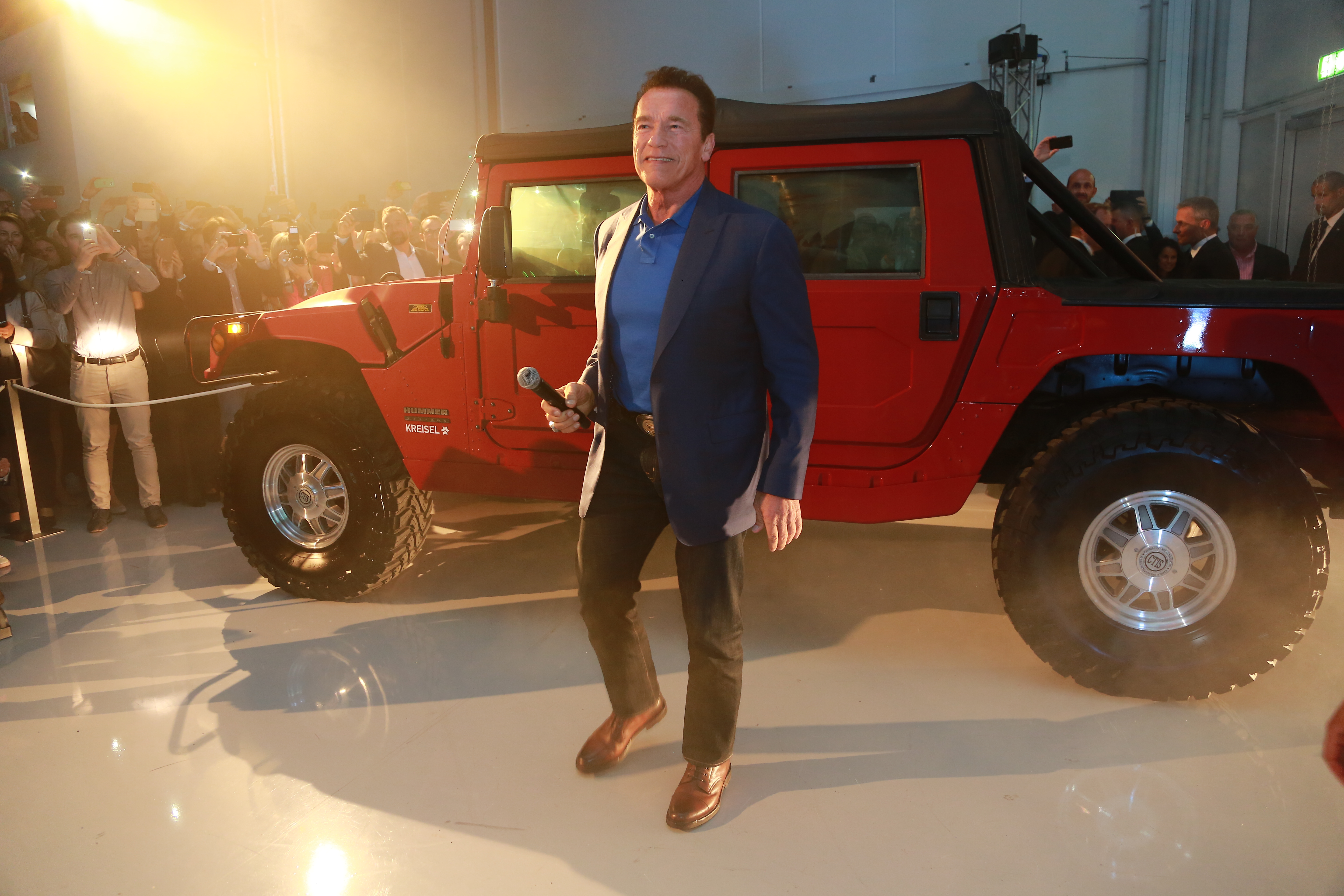 Arnold Schwarzenegger viser frem en elektrisk Hummer.