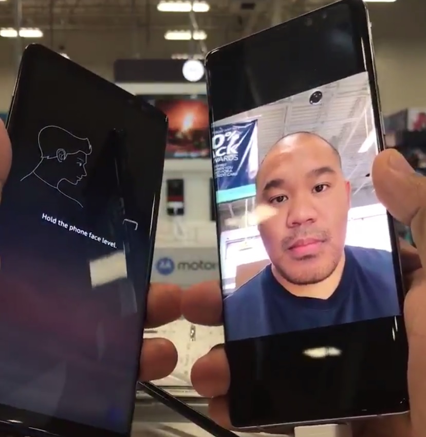 Mel Tajon, en utvikler fra Los Angeles, har ingen problemer med å lure Note 8 sin ansiktspålogging med en annen mobil.