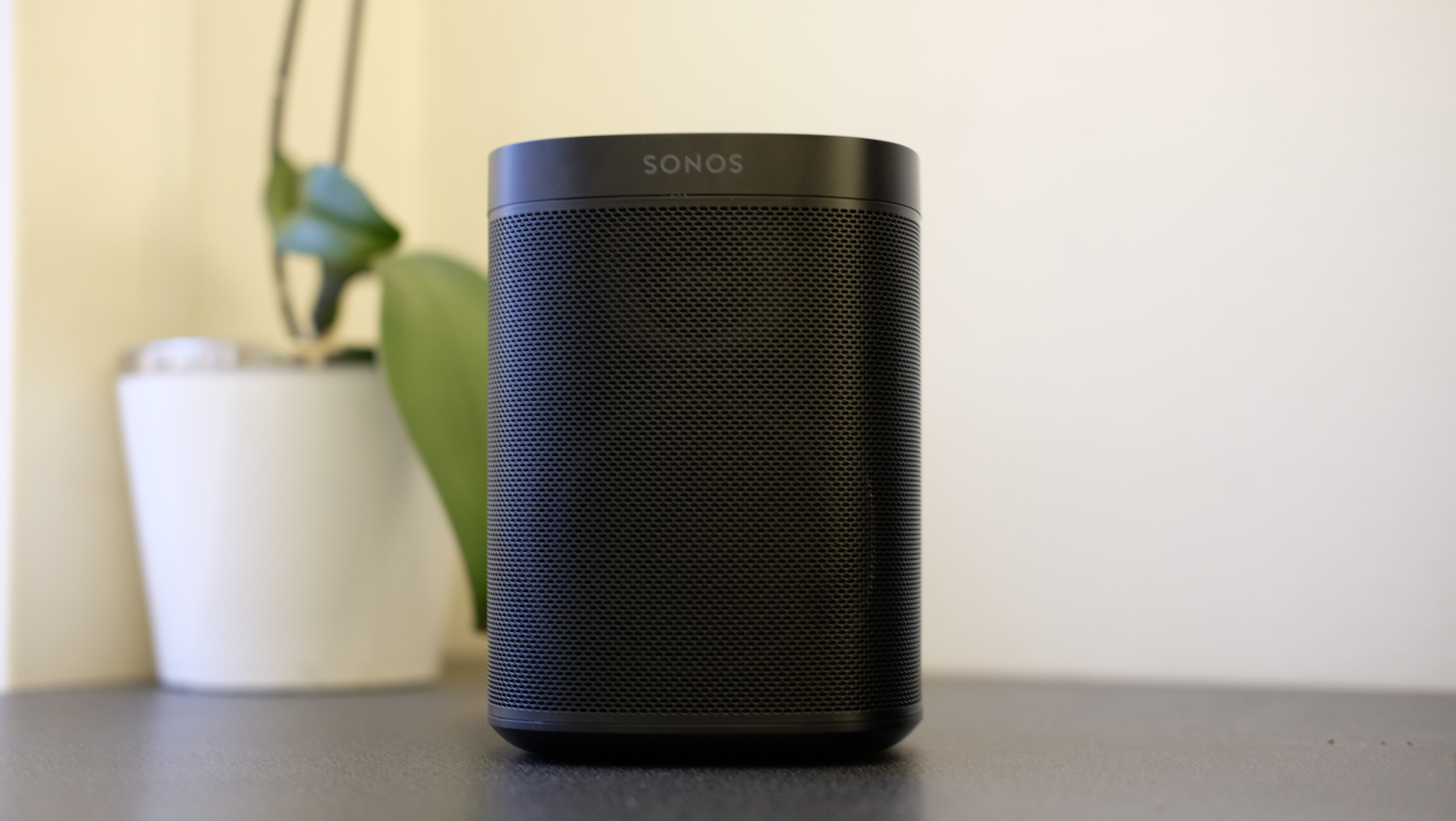 Sonos One er en skikkelig god strømmehøyttaler, men Alexa glimrer med sitt fravær.