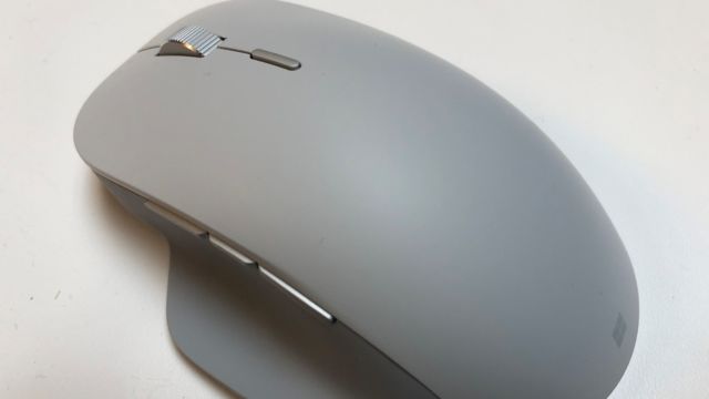 Dette er nye "Surface Precision Mouse". Du kan velge mellom trinnløs eller trinn på scroll-hjulet.