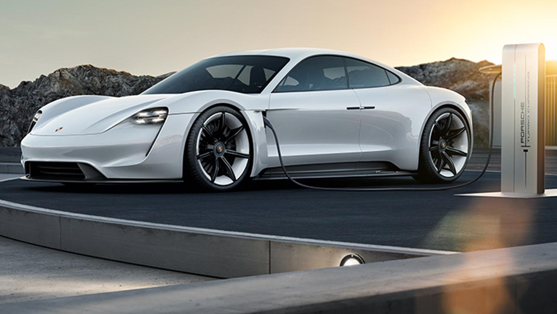Porsches "E Mission" kommer i 2019 og vil kunne lades utrolig kjapt.