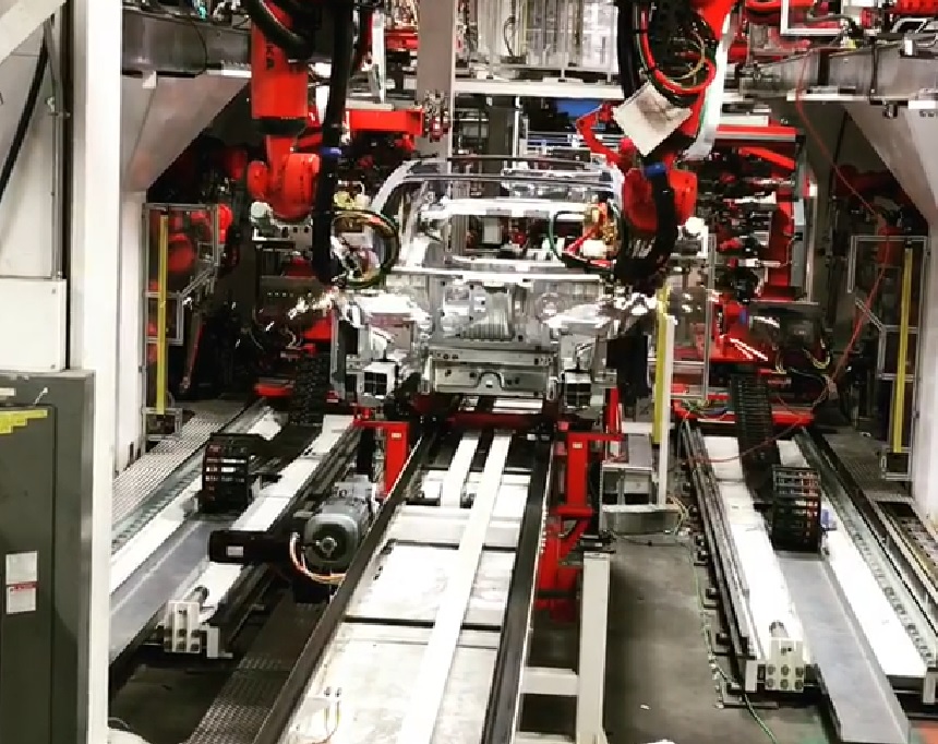 Musk tilbakeviser at Model 3 ikke produseres på den korrekte, automatiserte måten.