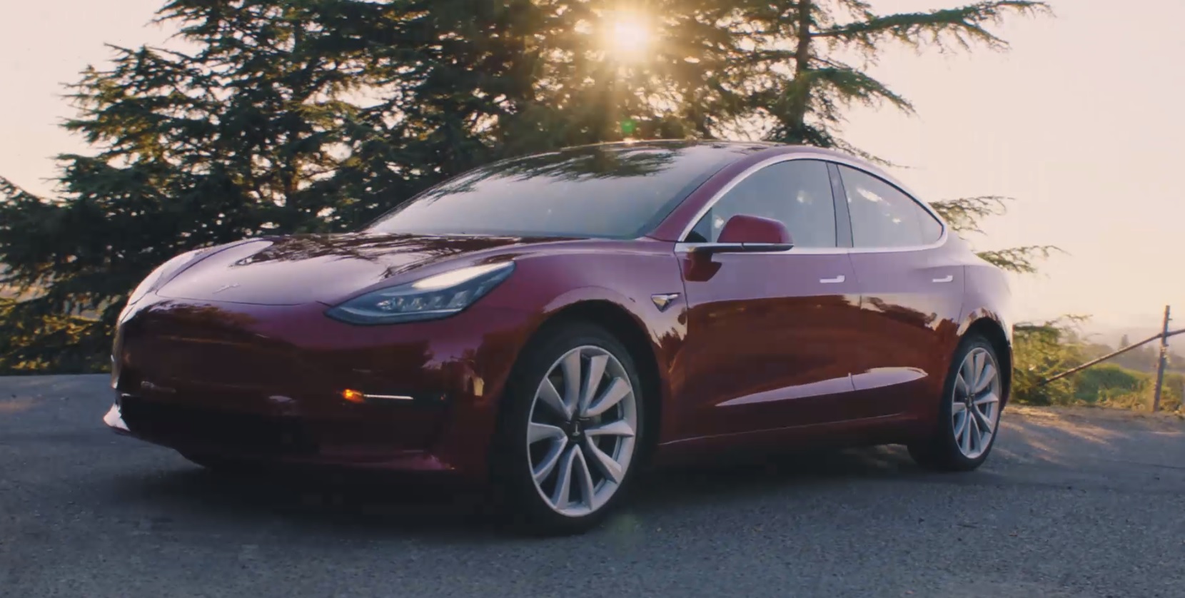 Tesla gjør seg klare til å levere de første Model 3-bilene til sine kunder i California.