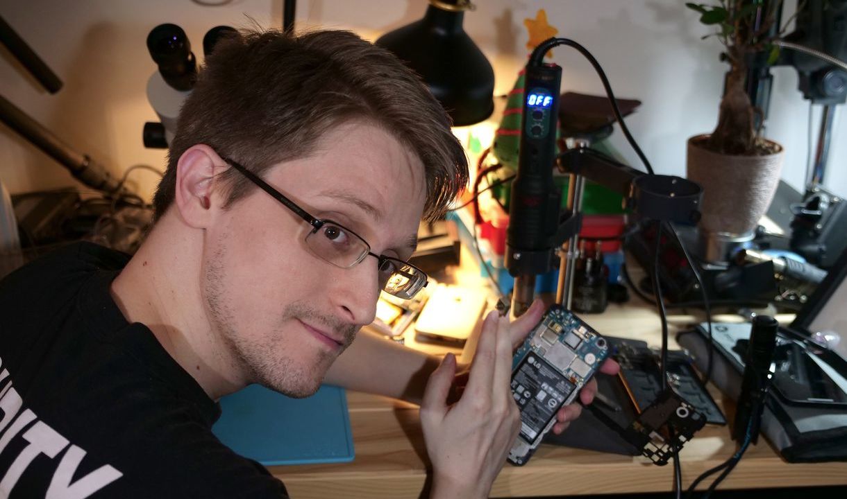 Snowden har ikke hatt egen mobil på mange år, men har brukt ditto år på å forske på hva som befinner seg i moderne smartmobiler. Svaret er en haug sensorer som kan brukes for å overvåke digitale eiendeler på en ny måte.