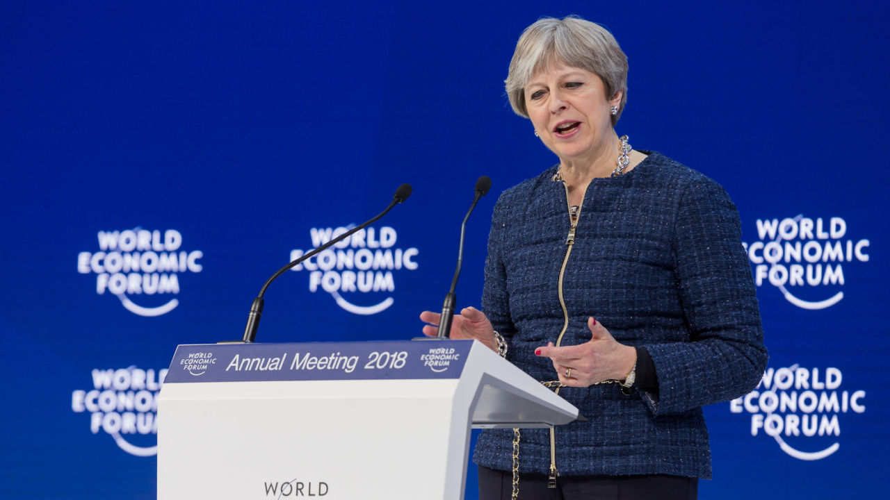 Theresa May under talen i Davos i går.