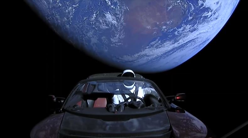 Her er Tesla Roadster og Starman i verdensrommet.