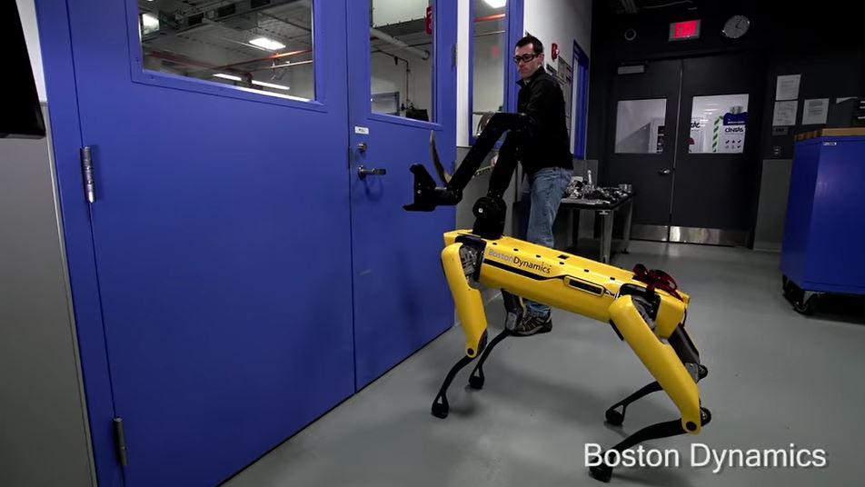 Personen forsøker å stanse roboten med en ishockeykølle.