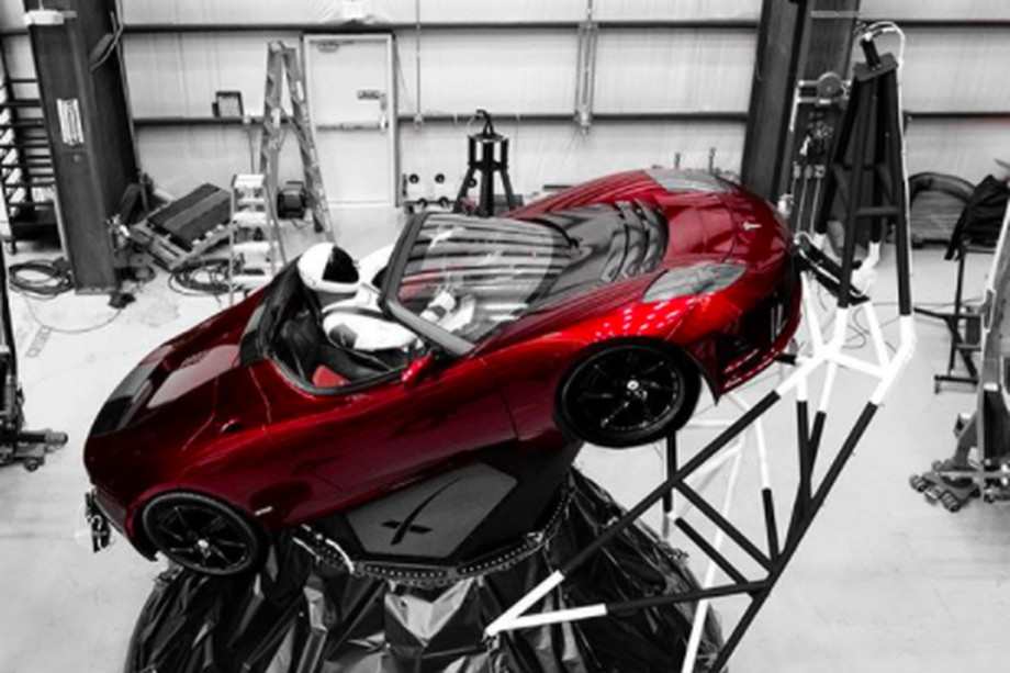 Tesla Roadster står klar for morgendagens utskyting.