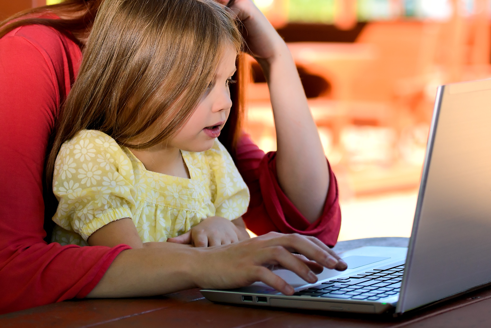 Barn kan ha masse nytte av nettet, men les dette for å være klar over farene der ute.