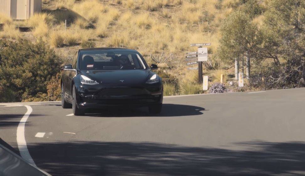 Teslas biler med Autopilot 2.0 og 2.5 er smartere nå.