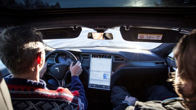 Tesla-eier aktiverte Autopilot og satt seg i passasjersetet.