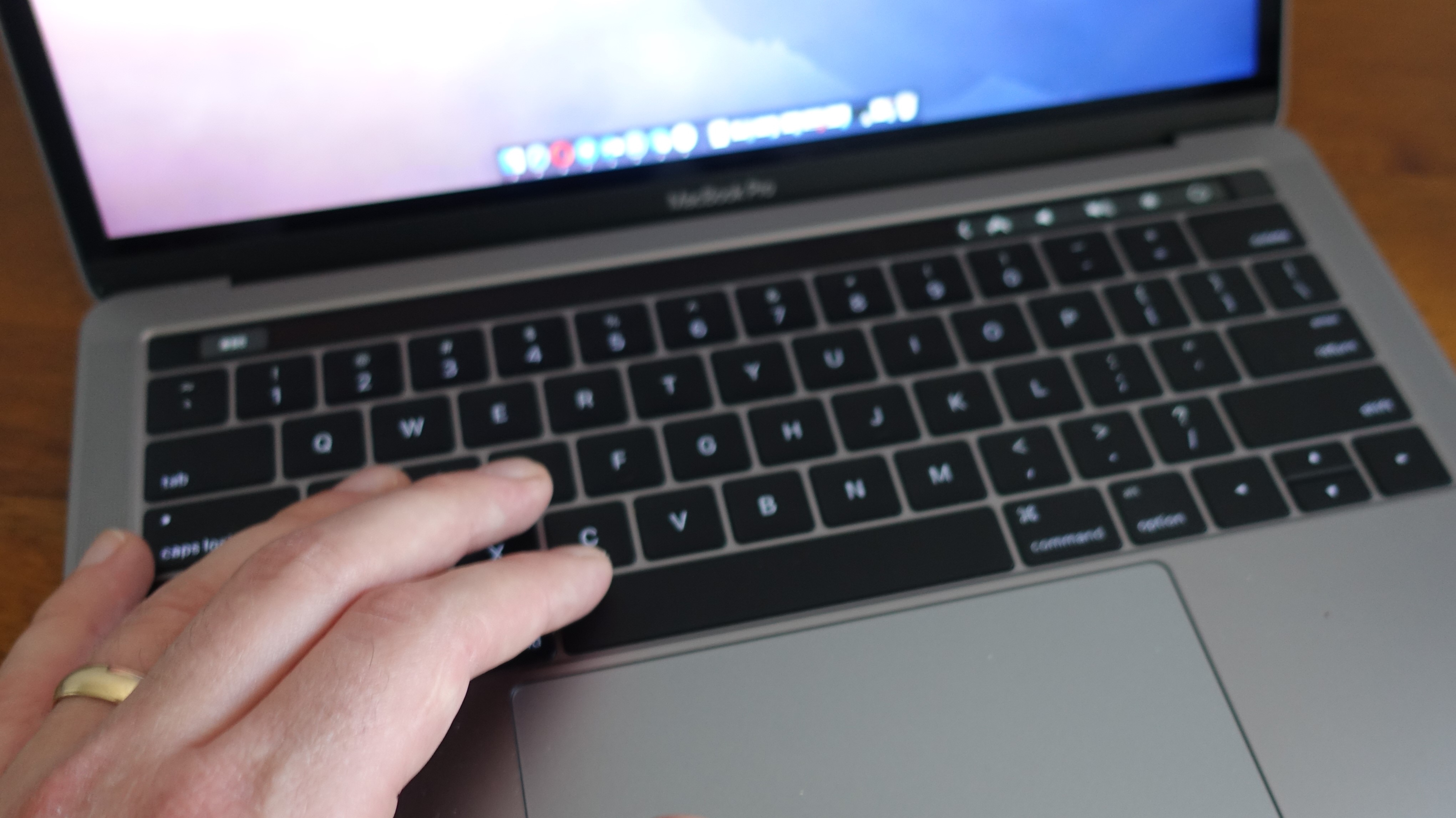 Hevder tusenvis har problemer med MacBook-tastaturet - massesaksøker Apple.