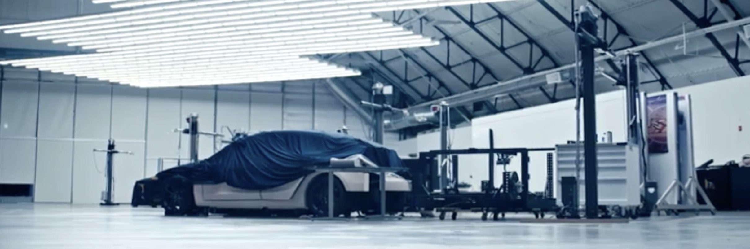 Se den nye Tesla-videoen som viser en mystisk bil.