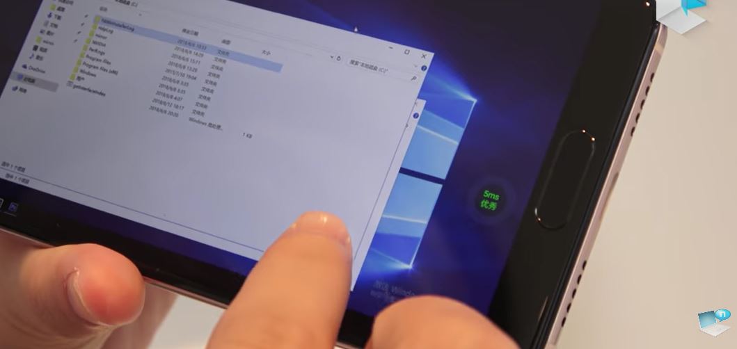 Her kjører fullversjonen av Windows 10 på en Huawei-mobil.