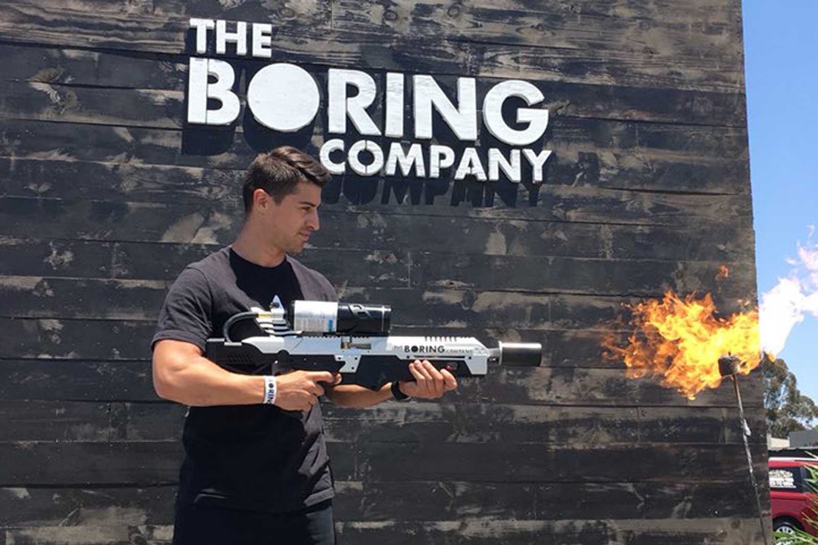 Her plukker han opp Elon Musks "flammekaster".
