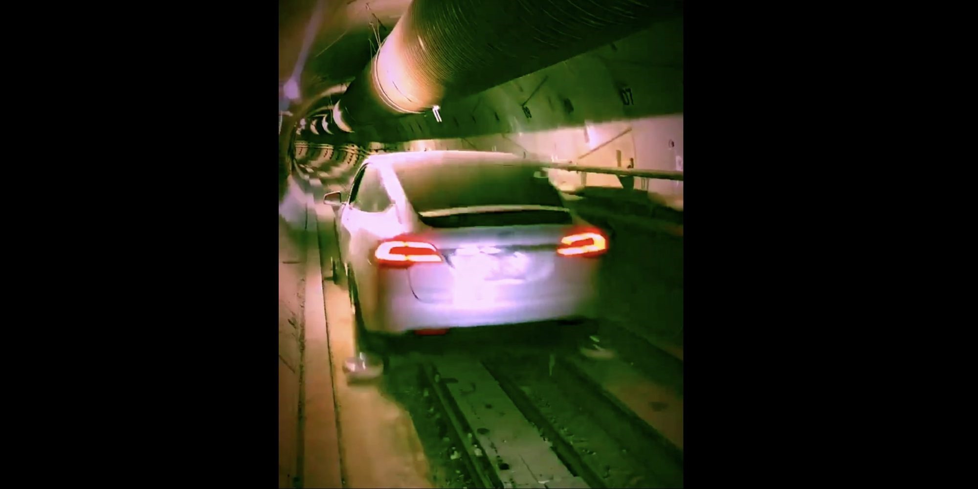 Se en Tesla Model X fyke av gårde i Elon Musk-tunnelen.