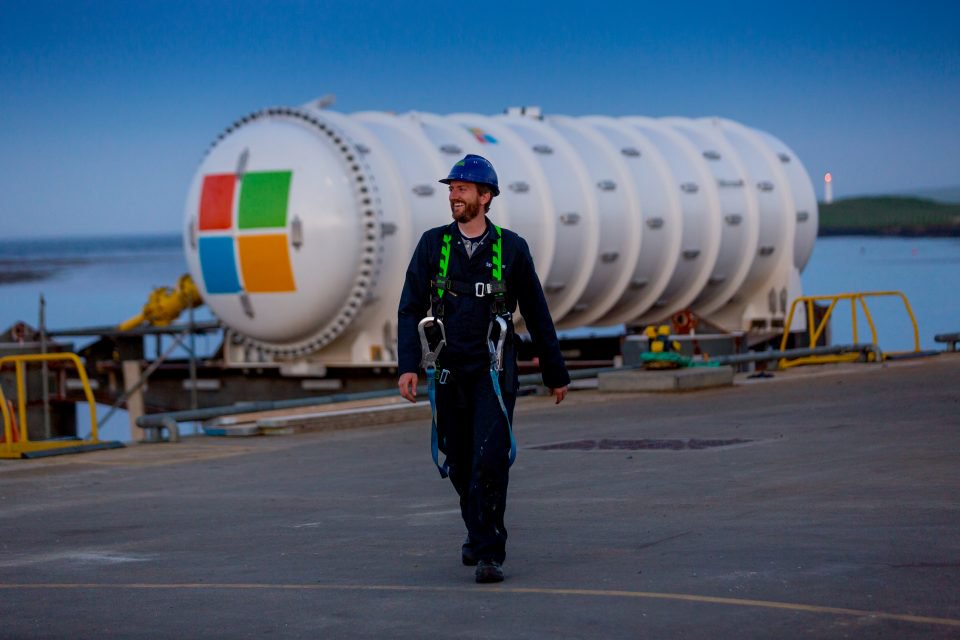 Microsofts nye datasenter er 12 meter langt, har plass til 864 servere og befinner seg under vann.