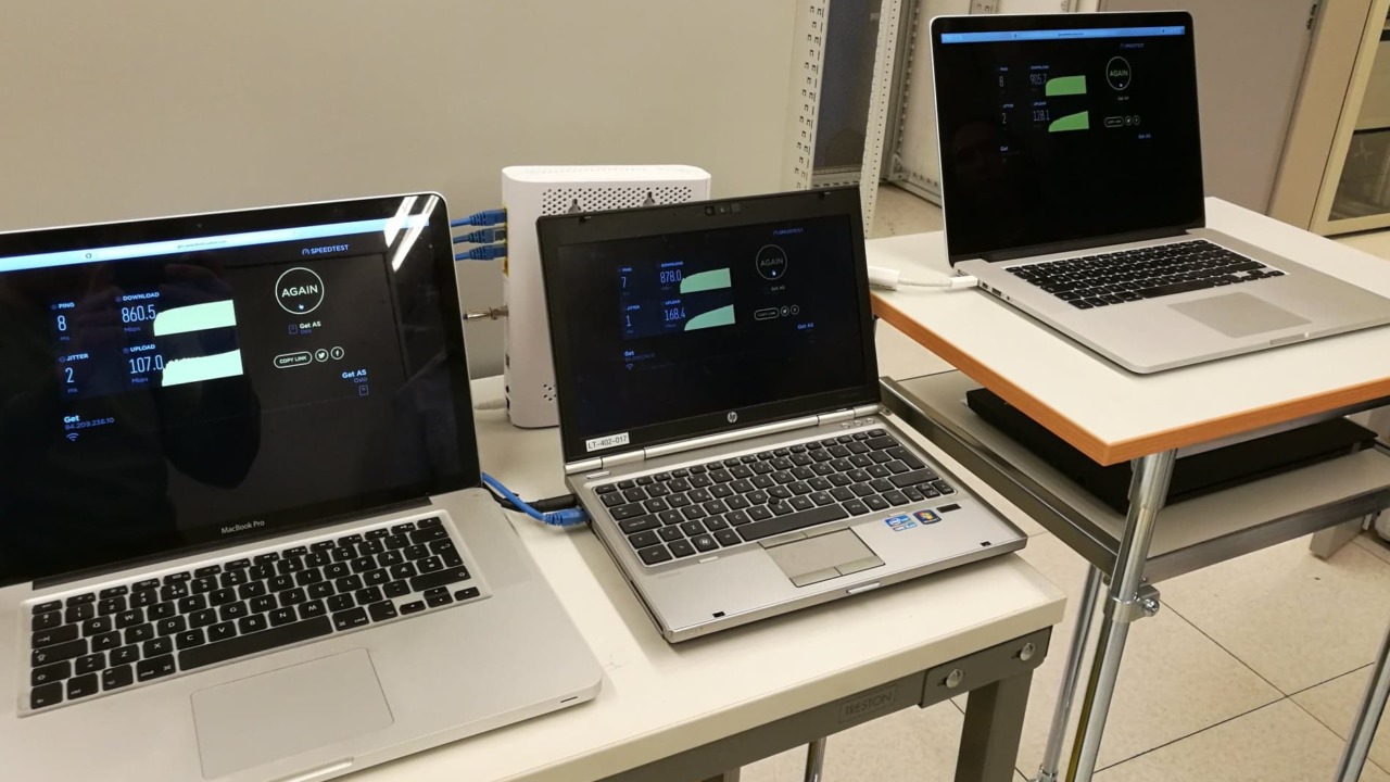 Tre maskiner midt i testingen på laben i kjelleren hos Get