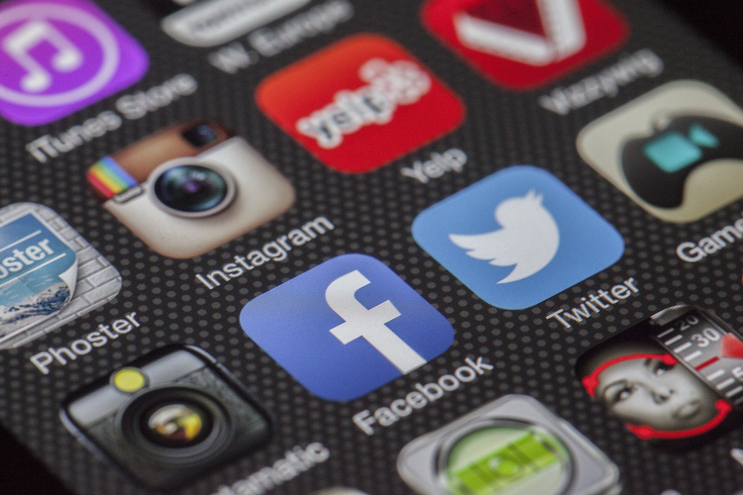 Det amerikanske justisdepartementet undersøker om Twitter og Facebook kveler ytringsfriheten