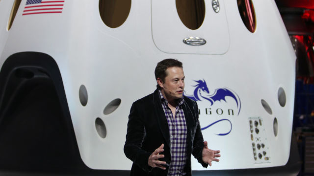 Elon Musk setter ny deadline for satelittinternett og gir sju sjefer sparken