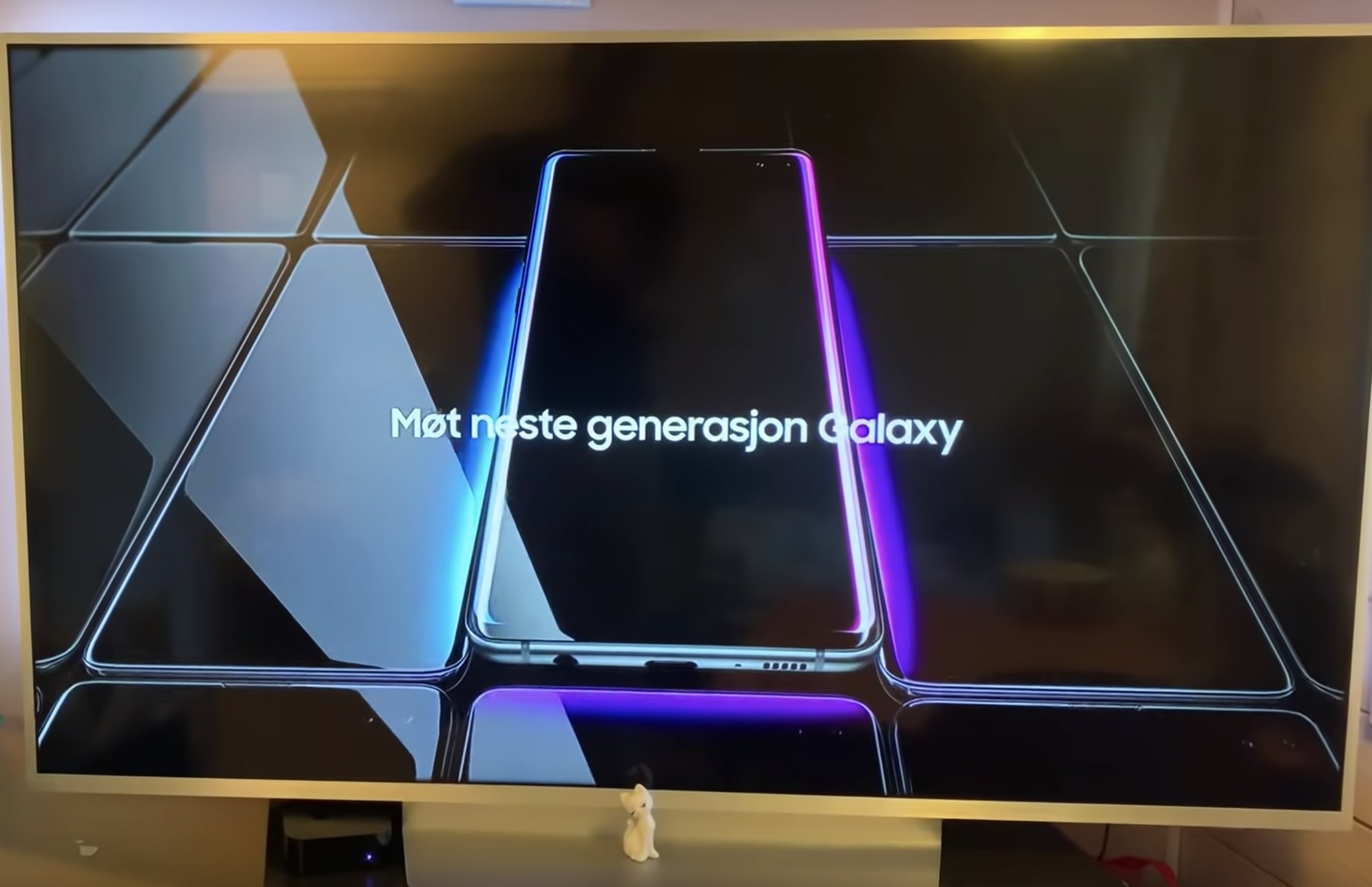 TV2 legger seg flate etter å ha sendt en Samsung Galaxy S10-reklame for tidlig.