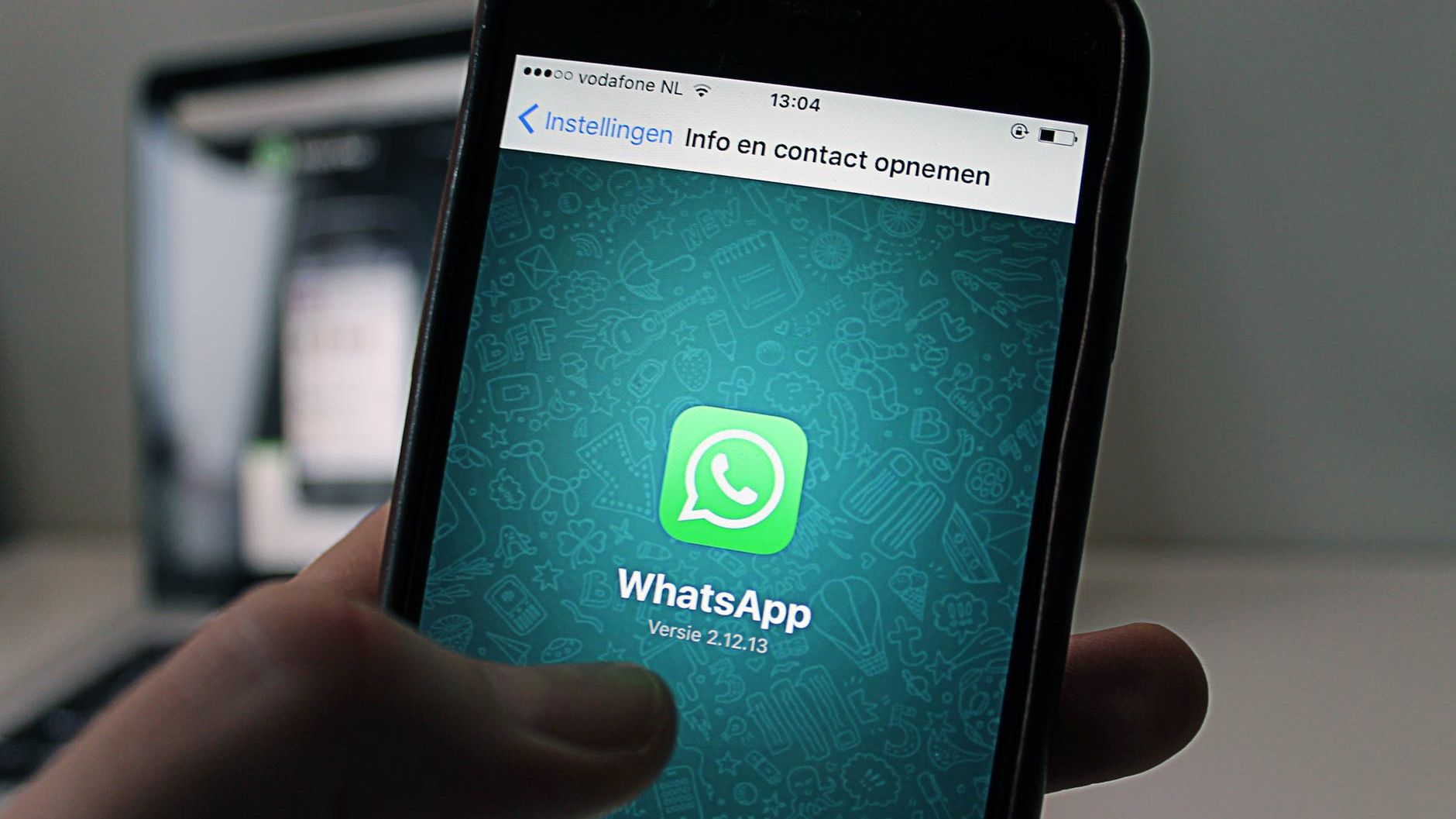 WhatsApp introduserer innlogging med Face ID og Touch ID for bedre sikkerhet.