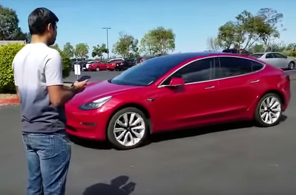 Video: Se Tesla Model 3 hente eieren sin selv