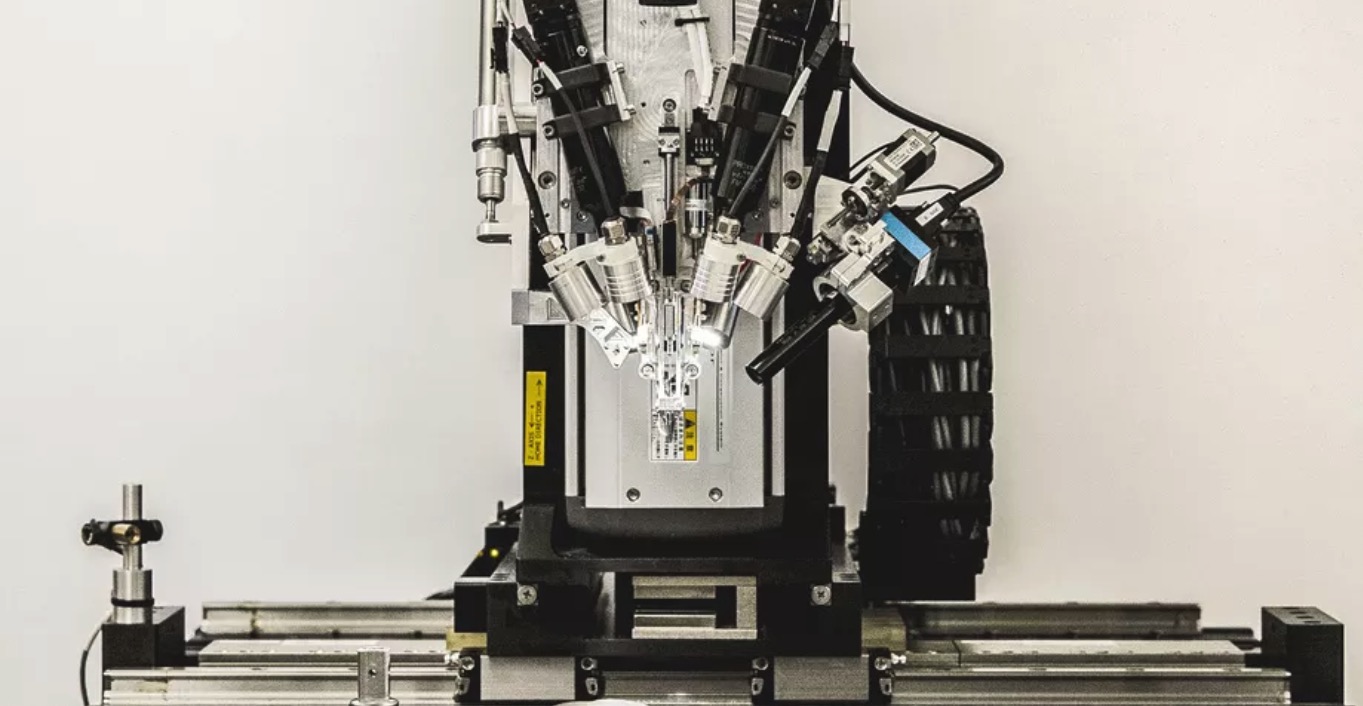 Symaskin robot Neuralink