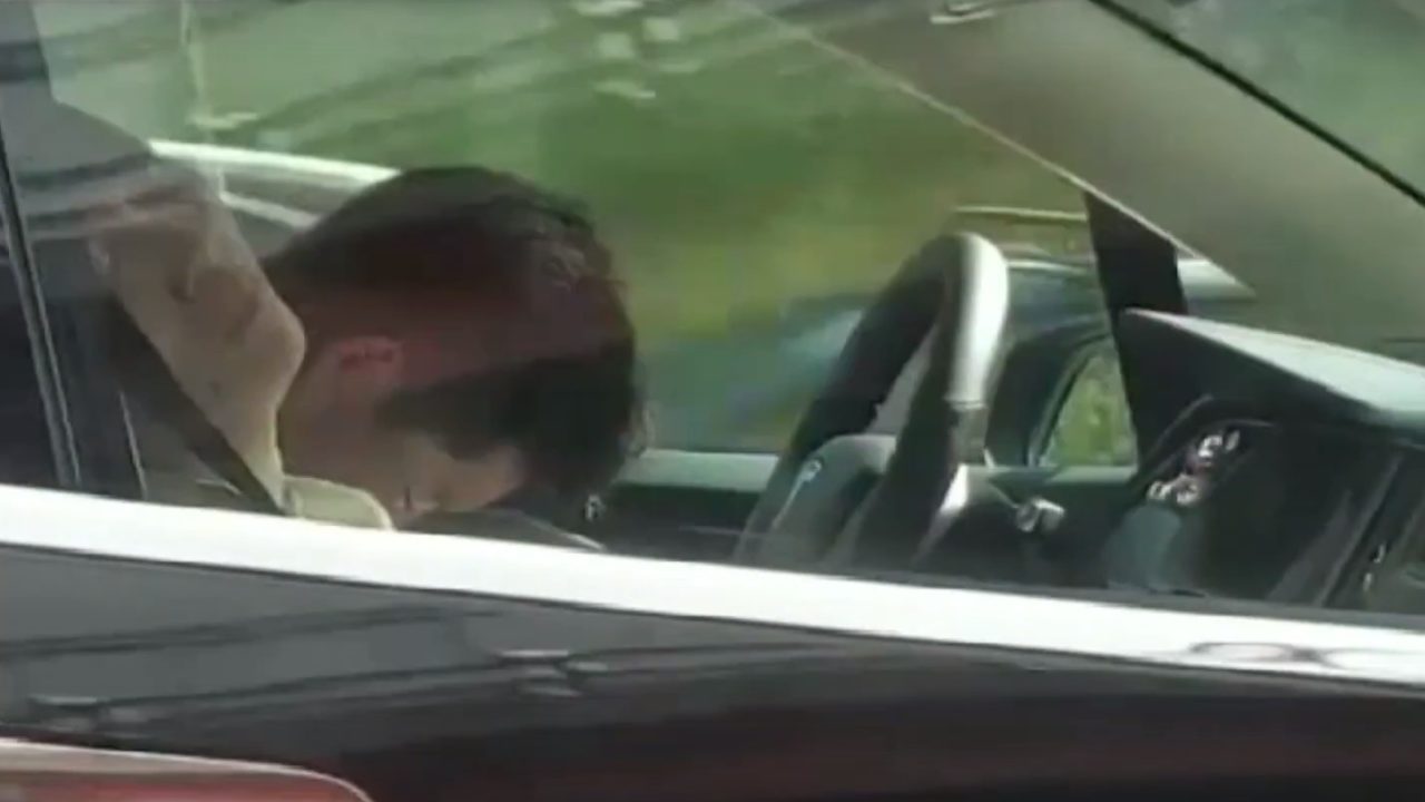 Tesla sjåfør sover bak rattet med autpilot