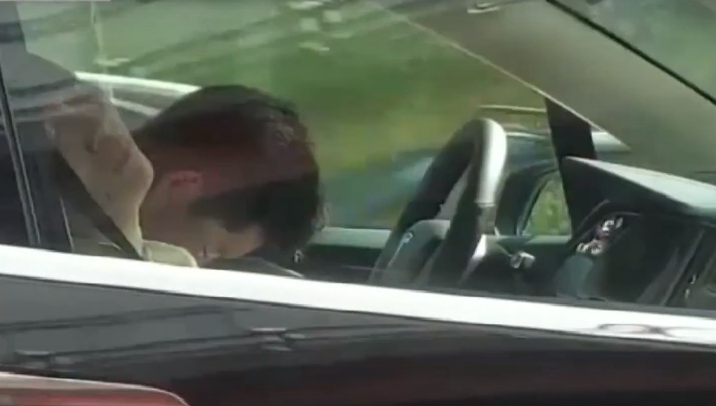 Tesla sjåfør sover bak rattet med autpilot