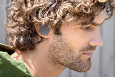 Mann med Surface Earbuds